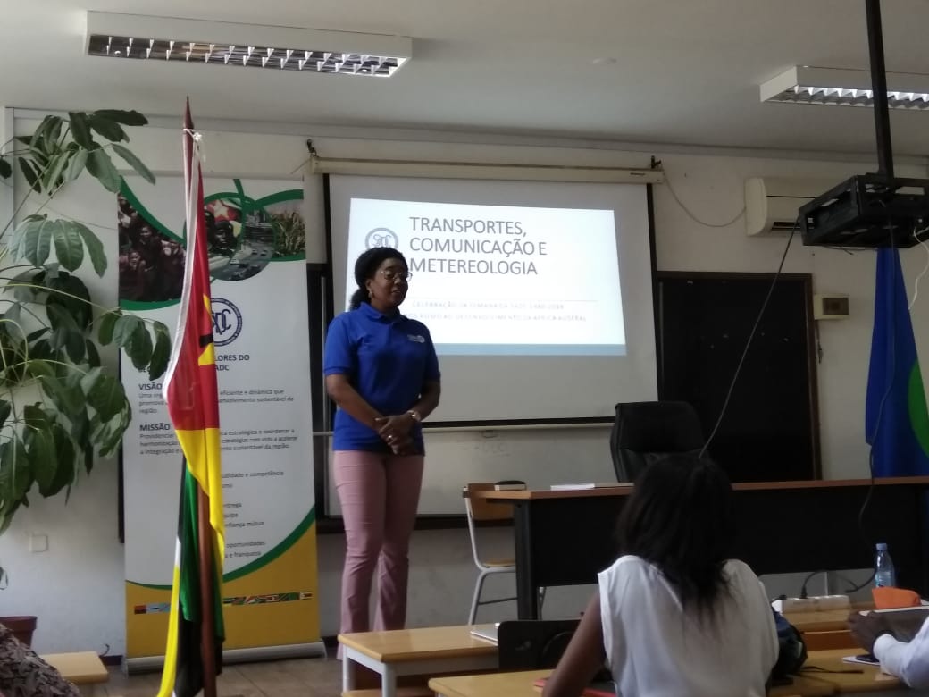 Dra. Nilza Maesso proferindo Palestra na Faculdade de Direito da UEM no âmbito das Comemorações do 38.º Aniversário da SADC