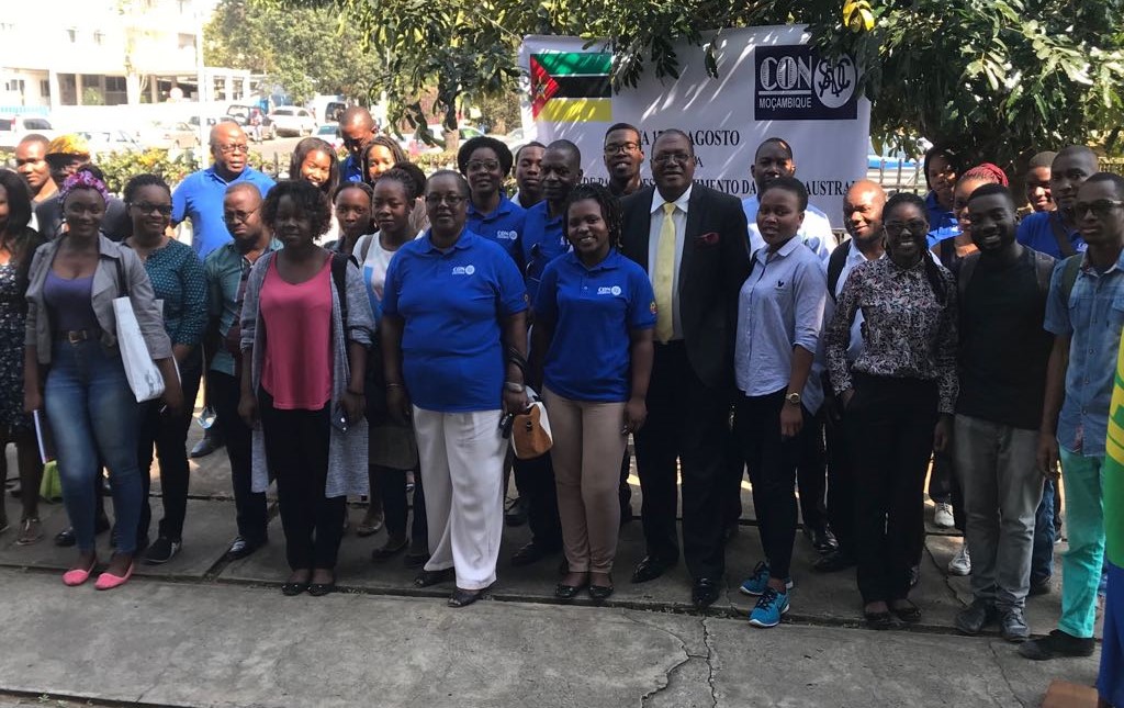 Equipa dos Palestrantes da Cidade de Maputo e estudantes da Faculdade de Direito da UEM após a palestra sobre Integração Regional